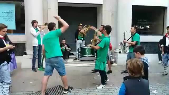 The most beautiful days in Spain with young people playing music