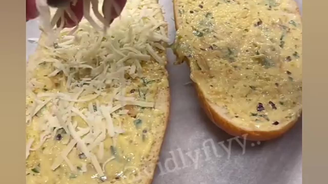 Cheese garlic bread