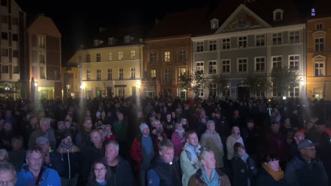 Stralsund - Redebeitrag von Thomas Nitz wird durch die Moderatoren angekündigt 05-10-2022
