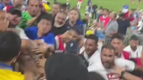 Futbollisti uruguajan, Nunez përleshet me tifozët kolumbianë në shkallët e stadiumit