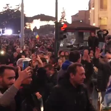 Tensions in Rome as thousands attend anti-Green Pass