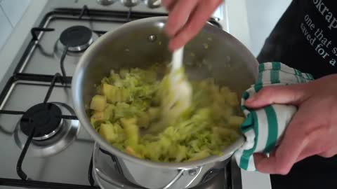 THE ultimate creamy garlic potato and leek soup recipe