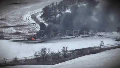 🔥💥 Ukrainian artillery strike on Russian BMP and tank.