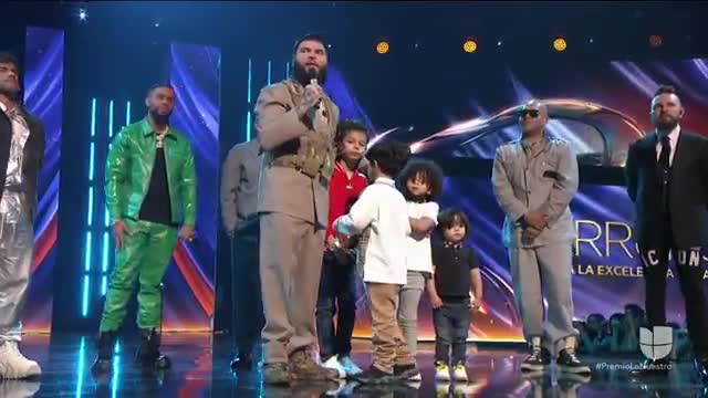 Farruko le entrega su vida a Cristo