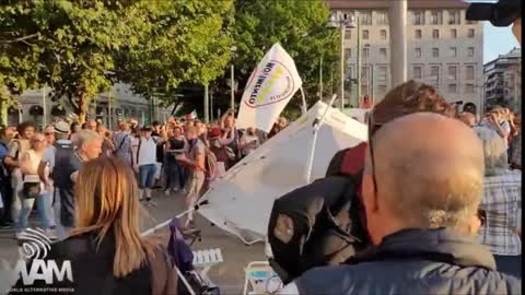 Italian freedom demo, Shows government mandatory green pass stall what they think.