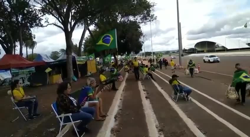 DEUS ABENÇOE ESSES PATRIOTAS QUE ESTÃO DOANDO ALIMENTOS PRO ACAMPAMENTO EM BRASÍLIA.