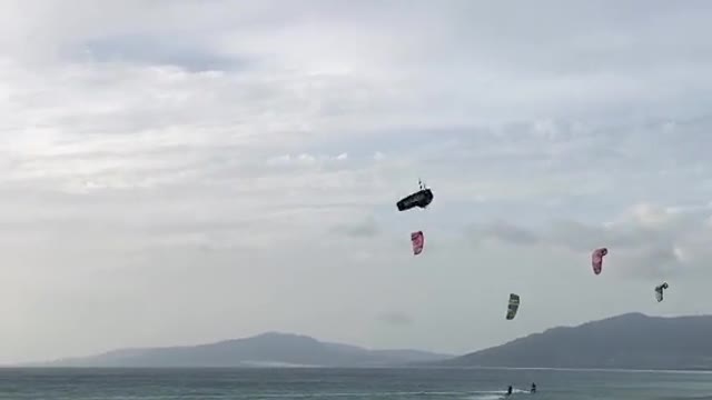 Caught the wind at a perfect time 😮 (_edgar_ulrichIG) #kitesurfing #watersports #nodaysoff