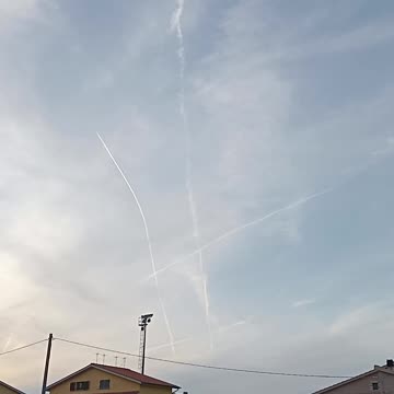 Sky trails over pontedera