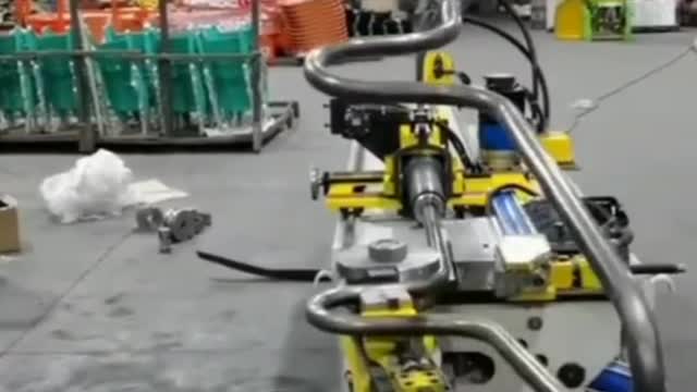 Metal pipe bending machine