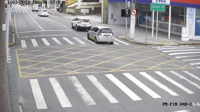 Marginais roubam celular na região central de Pindamonhangaba