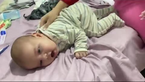 اصوات الطفل يمثل انه منهك