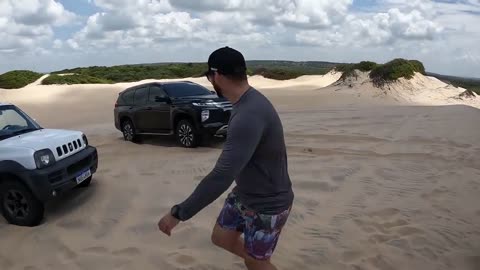 Aventuras nas dunas: assista carros dominando a areia