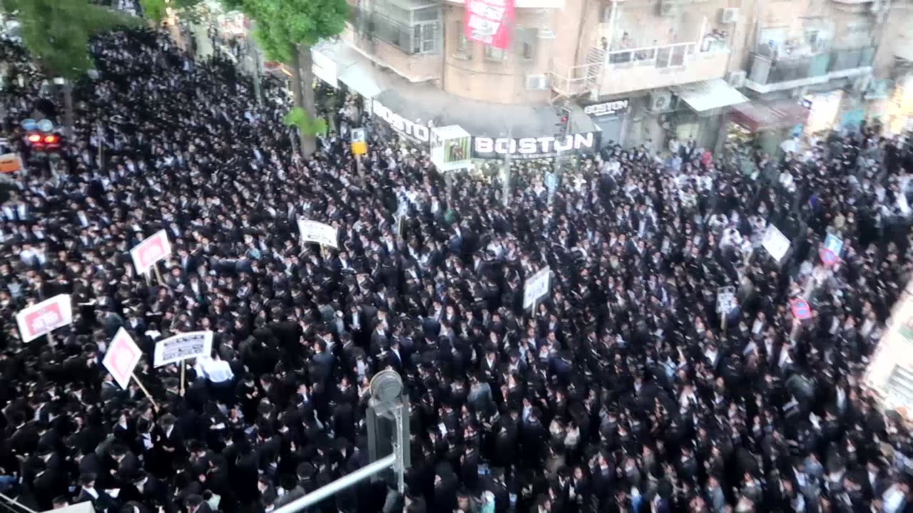 100,000 Jews protest forced draft into the IDF