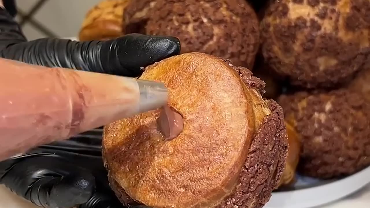 The most famous crunchy chocolate cream puff in Tokyo