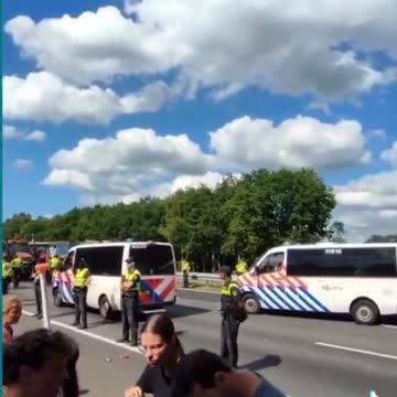 DUTCH TYRANNY farmers don't mess around -The power of people