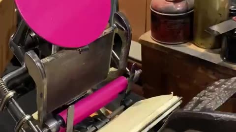 THIS IS HOW A VINTAGE LETTER PRESS PRINTER WORKS