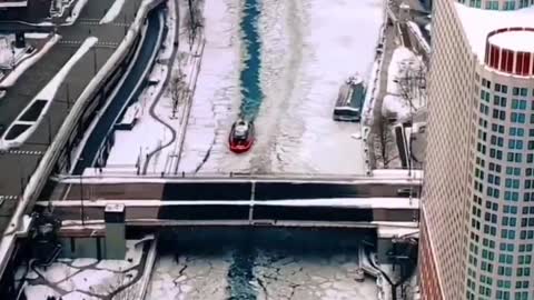 Every winter in Chicago 🇺🇲 ❄️ Thanks to the video credit 😊