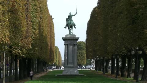 Paris LaFayette statue zooms in