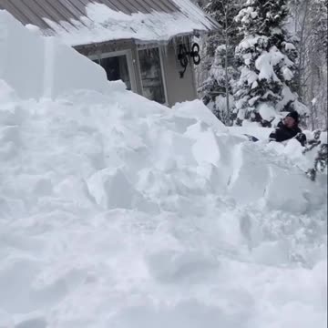 Roof avalanche send! ❄️⛄️
