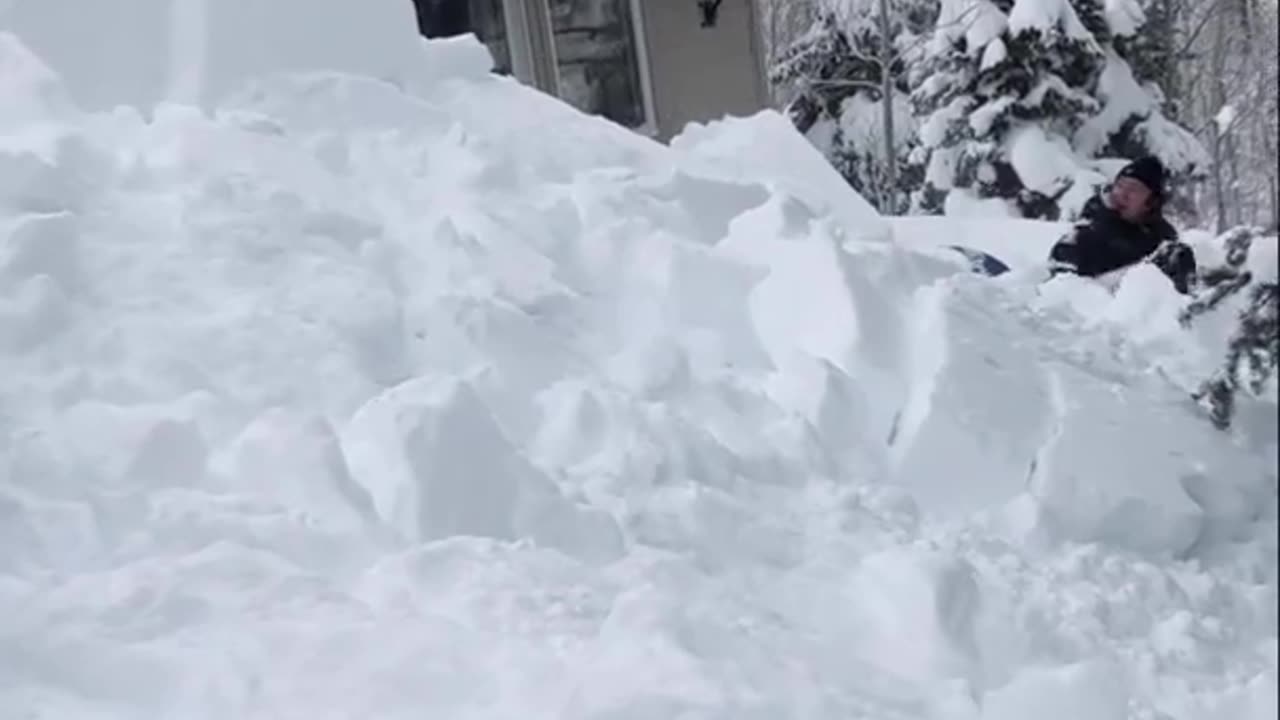 Roof avalanche send! ❄️⛄️