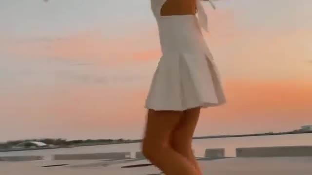 Girl 💃dancing while doing skating🥰