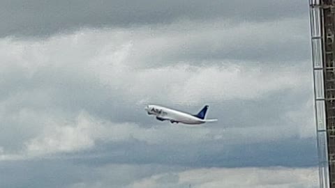 Decolagem do Boeing 737-300F PR-AJZ de Manaus para Campinas