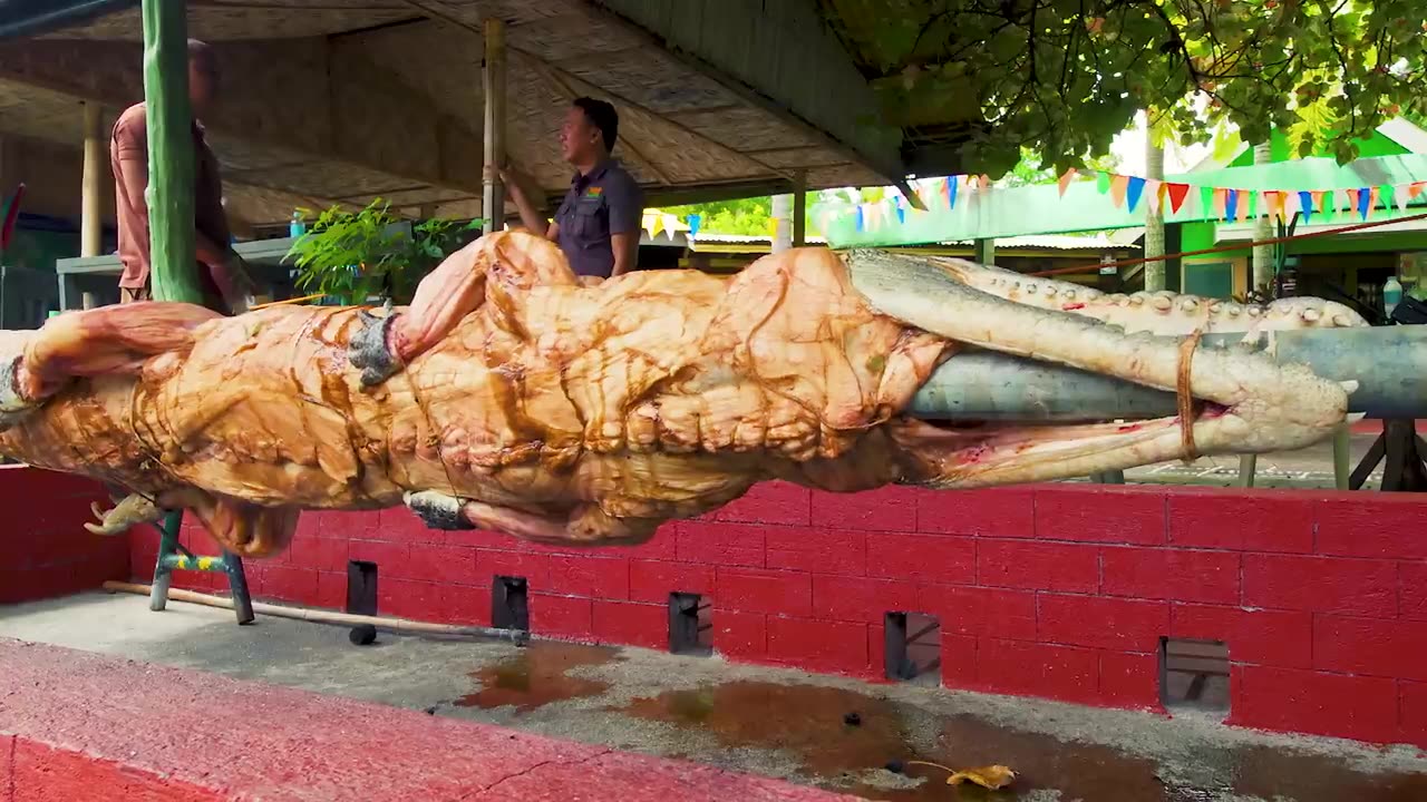 $1 VS $152 Filipino Lechon!! Manila’s Meat Masterpiece!!