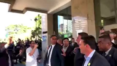 Bolsonaro é recebido de volta ao Brasil