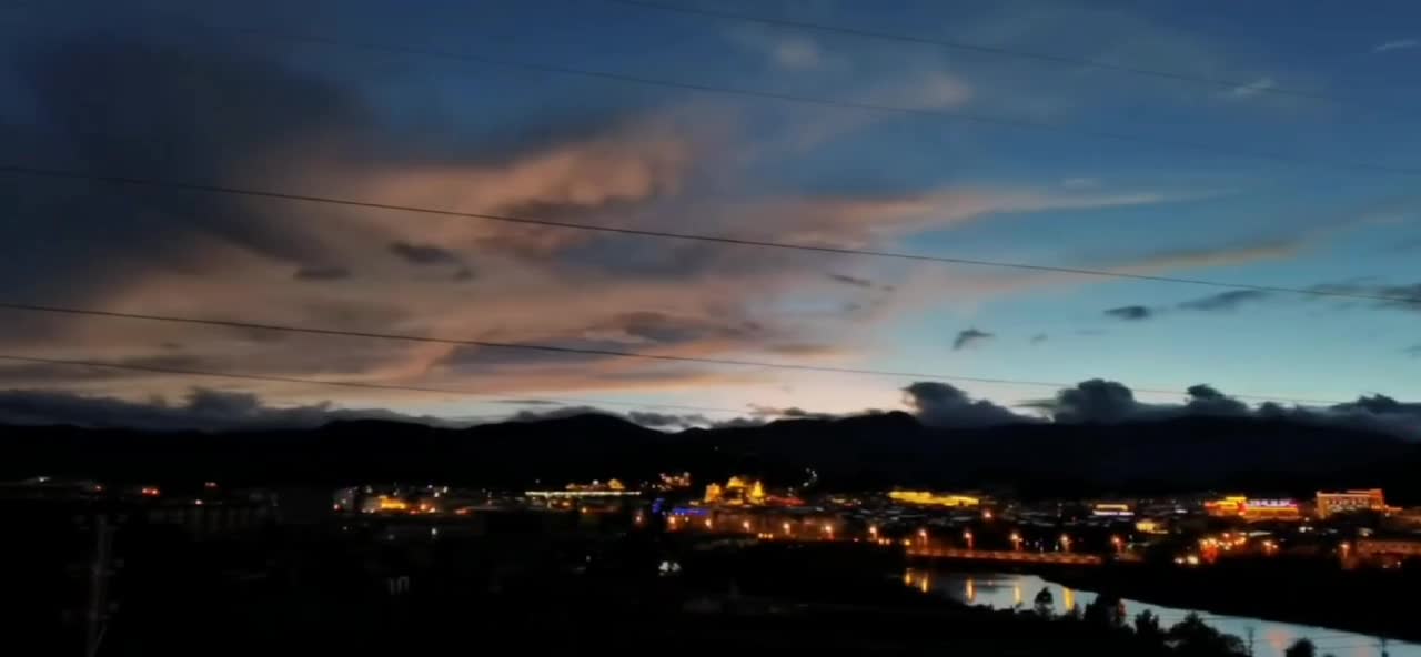 The night wind treads on the clouds, the moon sells happiness.