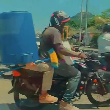 Vídeo: ¿Casco y bloqueador solar? El peligroso invento en plena vía de Cartagena