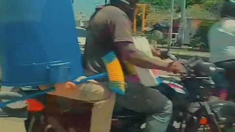 Vídeo: ¿Casco y bloqueador solar? El peligroso invento en plena vía de Cartagena