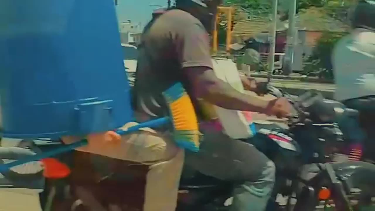 Vídeo: ¿Casco y bloqueador solar? El peligroso invento en plena vía de Cartagena