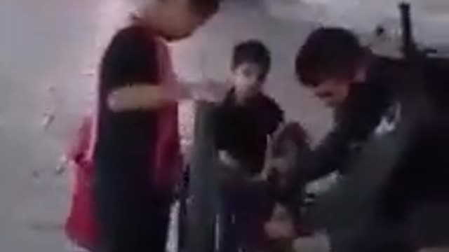 شرطي إسرائيلي يصلح دراجة لأطفال عرب في أورشليم. ❤️