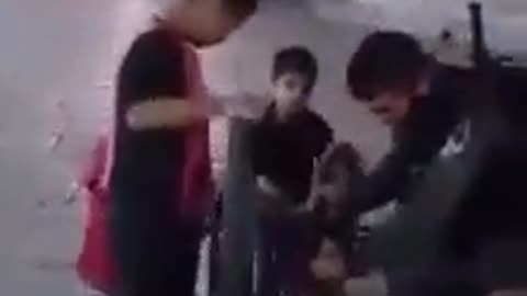 شرطي إسرائيلي يصلح دراجة لأطفال عرب في أورشليم. ❤️
