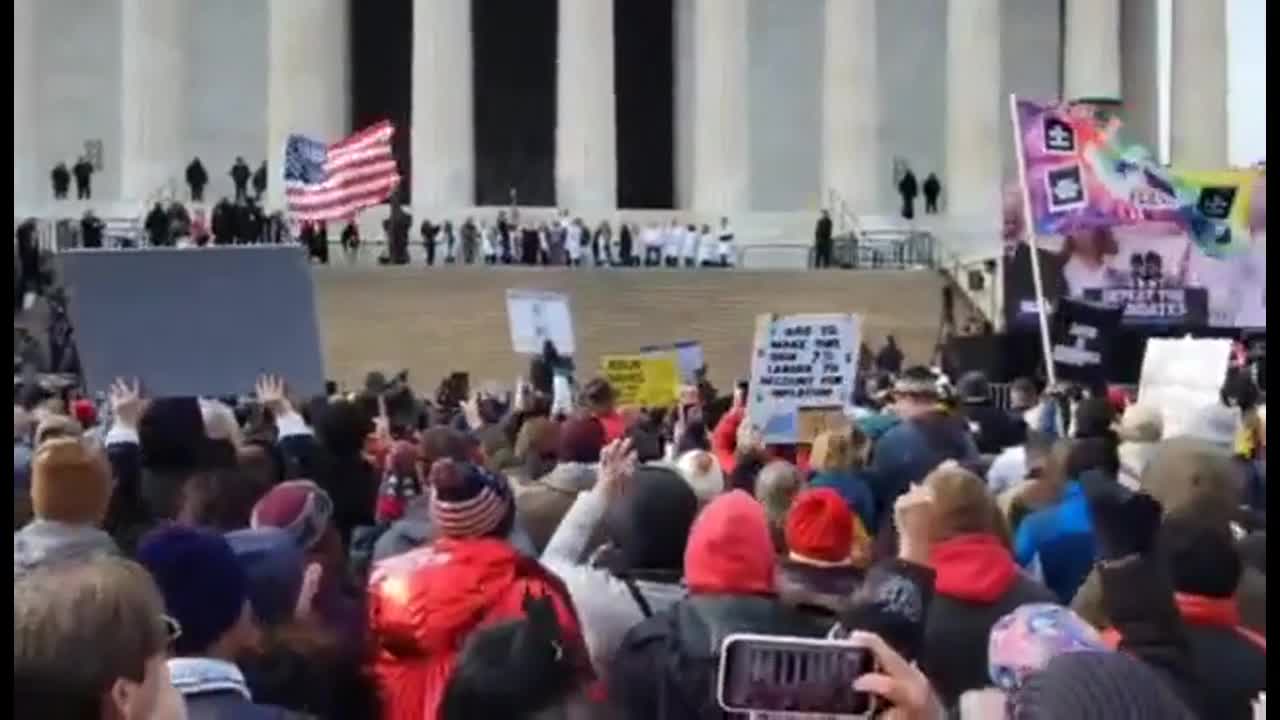 Joe Rogan & Dr. Robert Malone receive a roaring applause at the Defeat the Mandates march in DC.