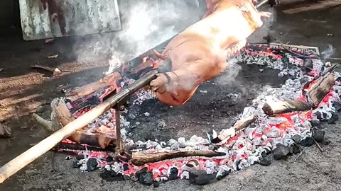 Cooking whole pig or lechon 😋