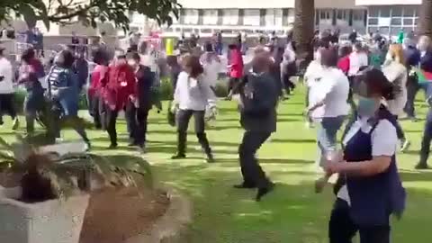 ΖΟΥΝΕ ΑΝΑΜΕΣΑ ΜΑΣ