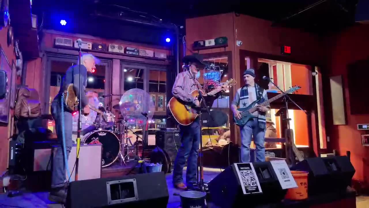 NASHVILLE TN LIVE BROADWAY STREET / PEOPLE WATCHING / BANDS WATCHING / BARS