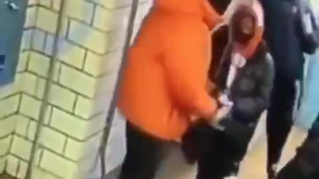 THUG SNATCHES A BAG AND GETS A BULLET FOR HIS EFFORTS