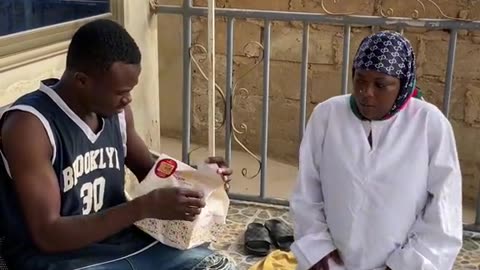 A woman praying whiles someone eating her food watch to the end🤣🤣🤣🤣🤣