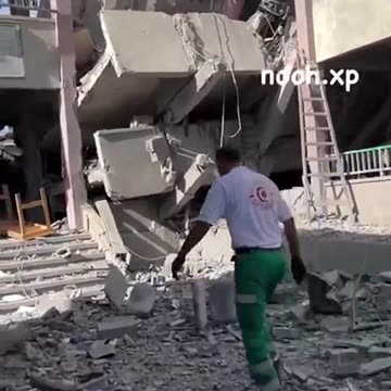 ⚠️ Israeli Airstrike on Gaza School Kills 50 – Hospital Director