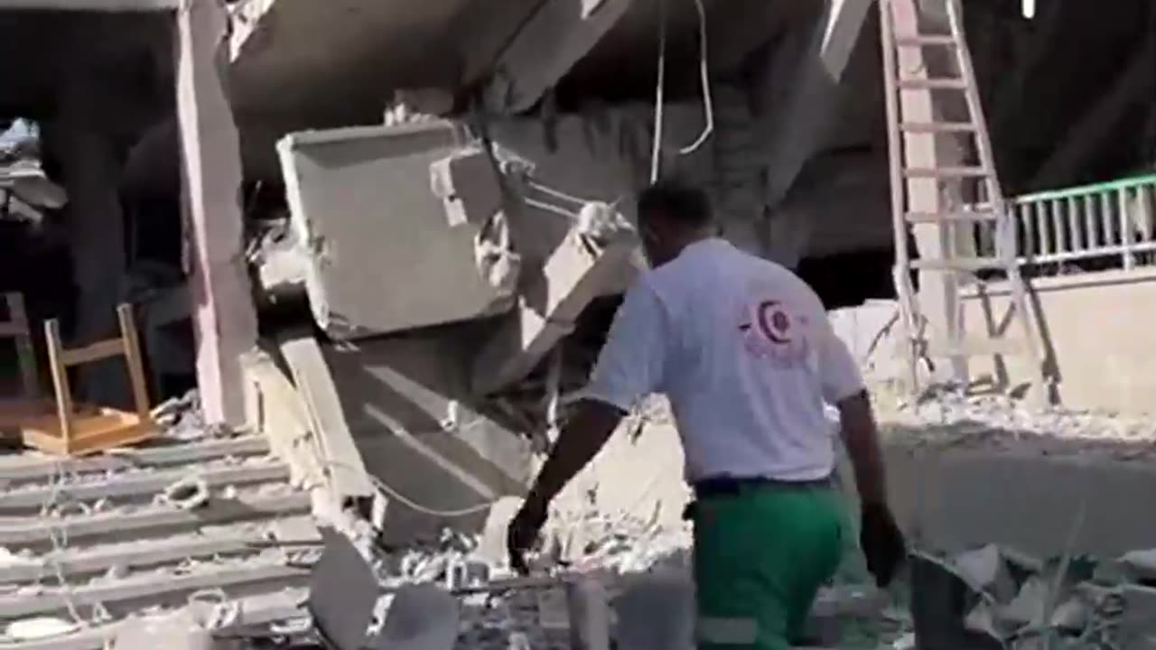 ⚠️ Israeli Airstrike on Gaza School Kills 50 – Hospital Director