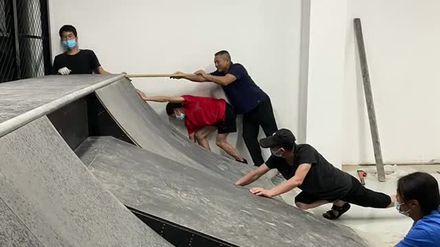 Build an indoor skateboard field when the rainy season is coming