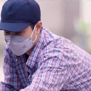 CINE ESTE?Mama copilului cunoaște secretele.