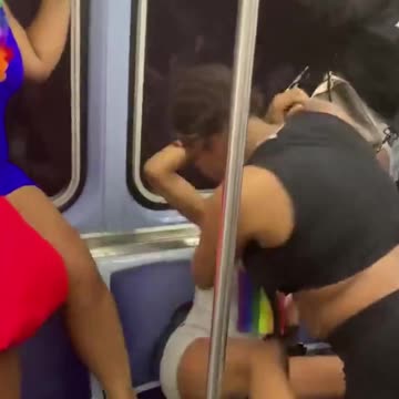 Członkowie społeczności LGBT wydają się mieć poważny spór w nowojorskim metrze.