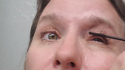 Putting on Younique Twisted Mascara