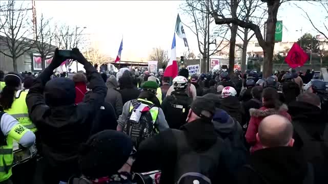 French COVID protest defies Paris stay-away order