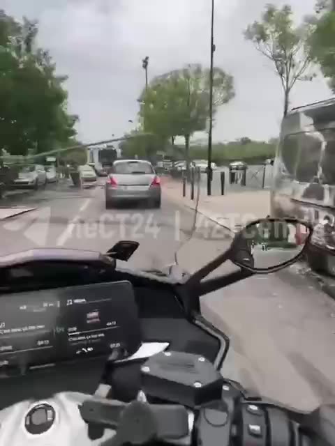 Paříž po protestní noci nepokojů