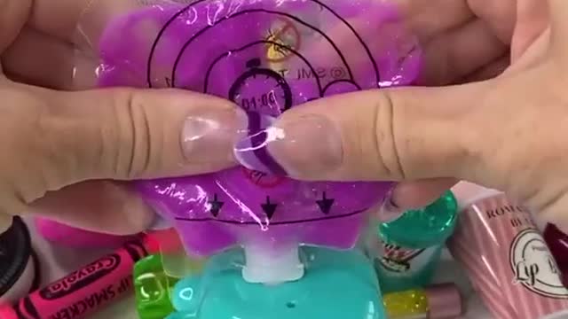 This woman keeps making tiny satisfying things! 😌