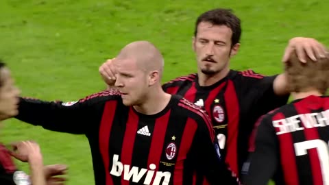 O dia em que Ronaldinho substituiu e mudou o jogo do Milan